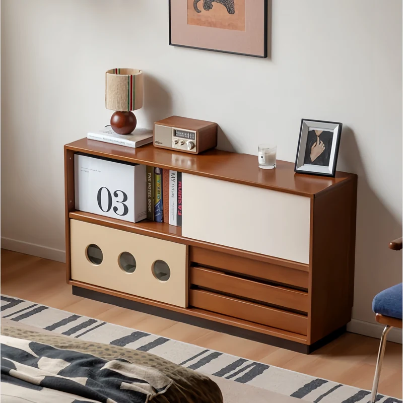 Mueble para equipos multimedia Japandi de madera maciza de boj con puerta corredera y cajones.