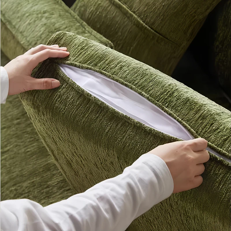 Sofá cama de madera maciza de fresno con tapizado de tela chenilla con estampado de trébol de cuatro hojas.