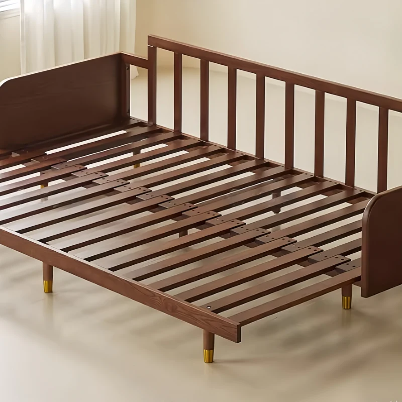 Sofá cama de madera maciza de fresno con tapizado de tela chenilla con estampado de trébol de cuatro hojas.