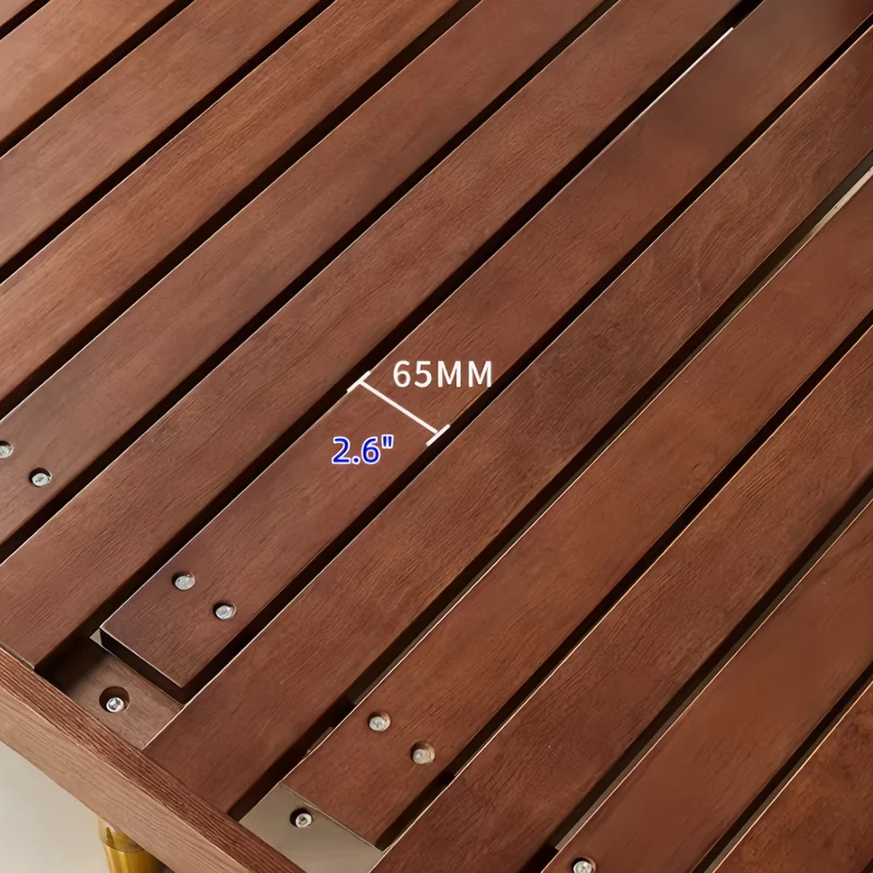 Sofá cama de madera maciza de fresno con tapizado de tela chenilla con estampado de trébol de cuatro hojas.