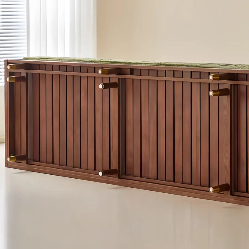 Sofá cama de madera maciza de fresno con tapizado de tela chenilla con estampado de trébol de cuatro hojas.
