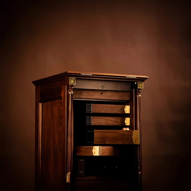 Vitrina vertical para joyas EASTLAKE de madera maciza de nogal con cortina enrollable de madera