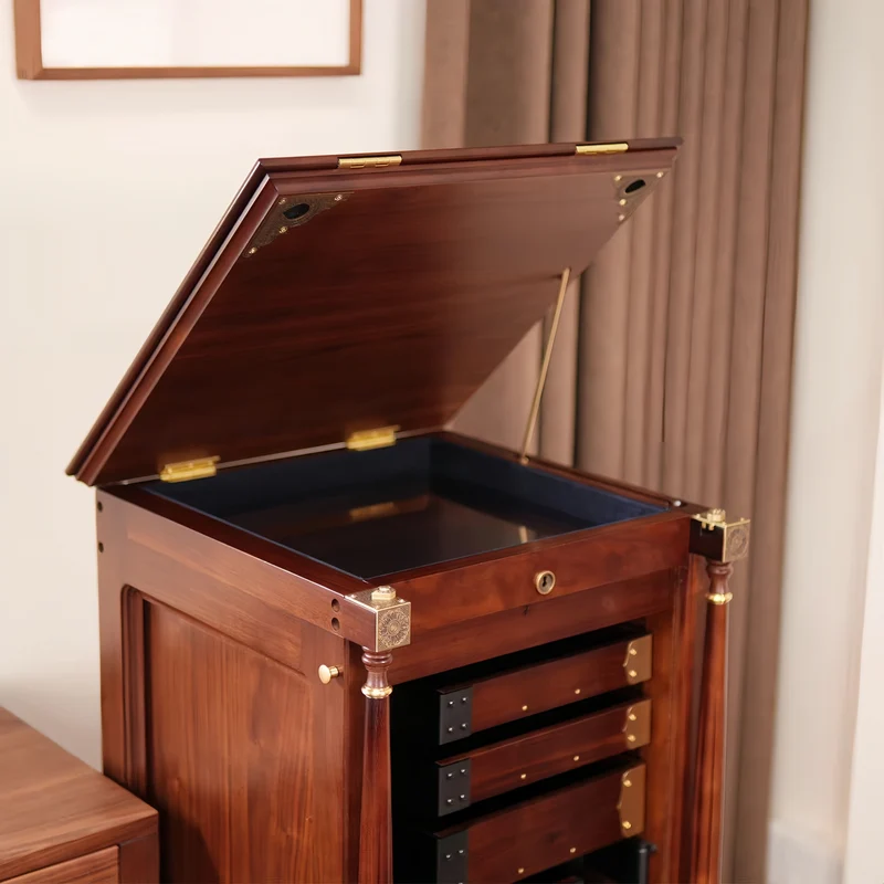Vitrina vertical para joyas EASTLAKE de madera maciza de nogal con cortina enrollable de madera