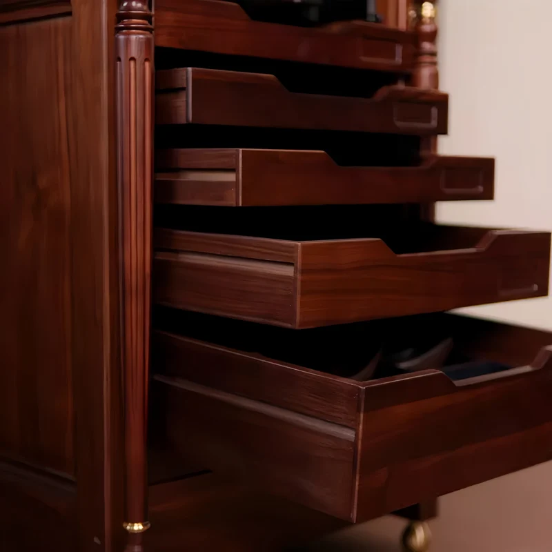 Vitrina vertical para joyas EASTLAKE de madera maciza de nogal con cortina enrollable de madera