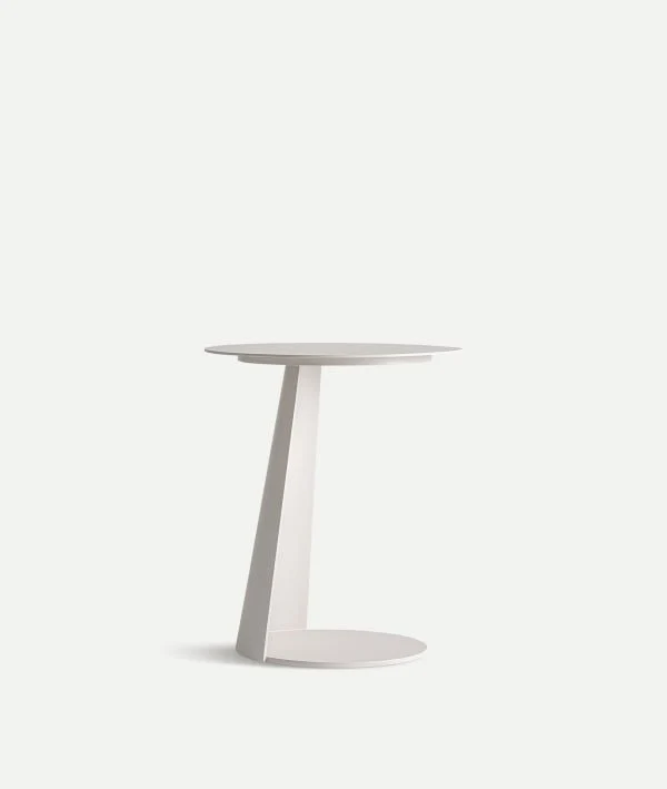 WENGEN SIDE TABLE: discreet elegance and lightweight functionality
