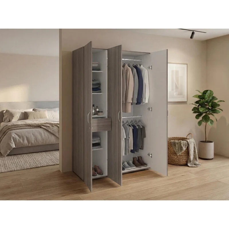Clóset Roko, Avellana y Blanco, con Tres Puertas Abatibles con Cerradura y Variedad de Entrepaños