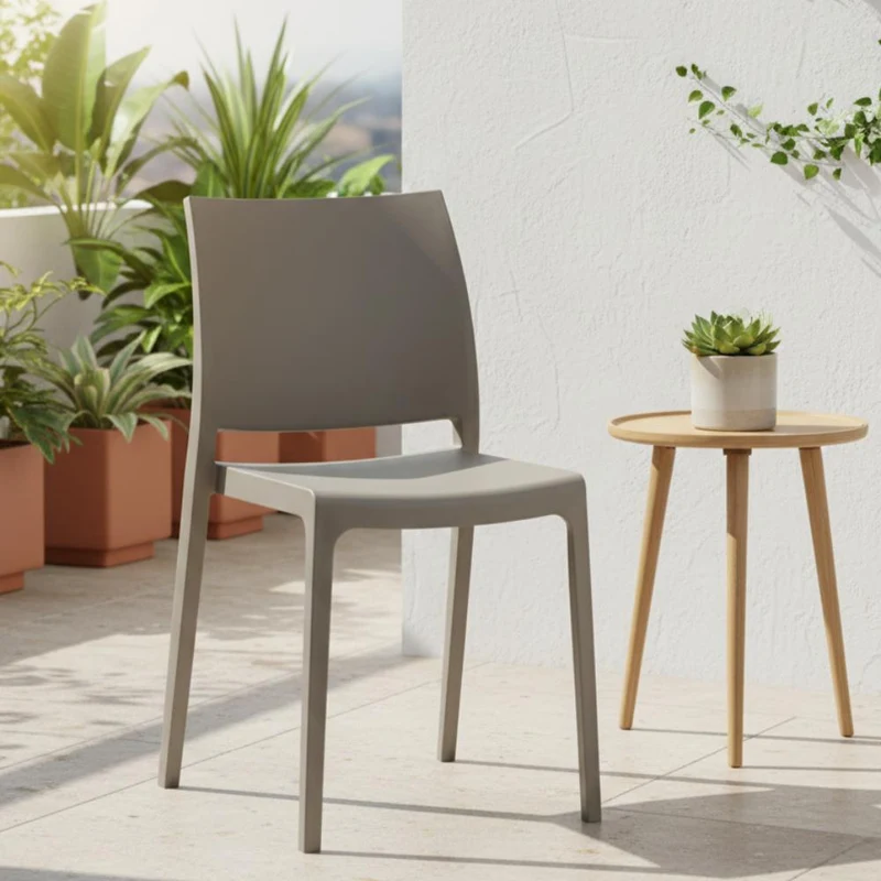 Silla Soho, Taupe, con Espaldar Cerrado y Diseño Minimalista