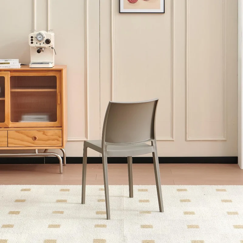 Silla Soho, Taupe, con Espaldar Cerrado y Diseño Minimalista