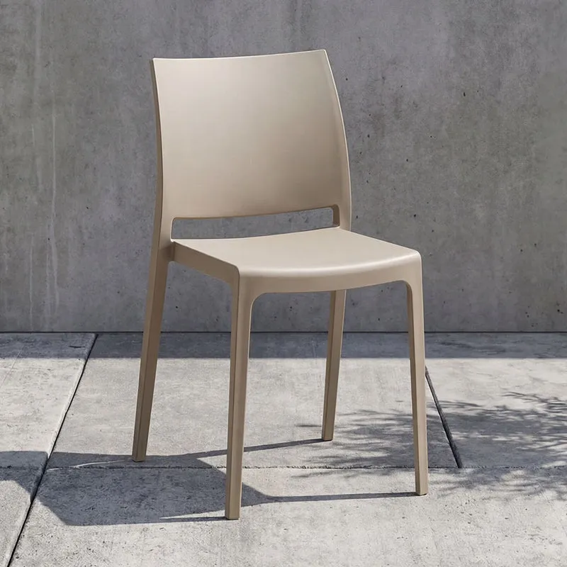 Silla Soho, Taupe, con Espaldar Cerrado y Diseño Minimalista