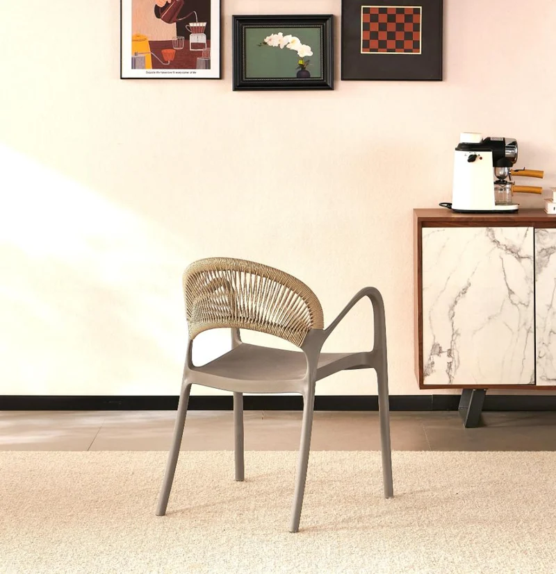 Silla Daytona, Taupe y Café Claro, con Espaldar, Reposa Brazos y Diseño Minimalista