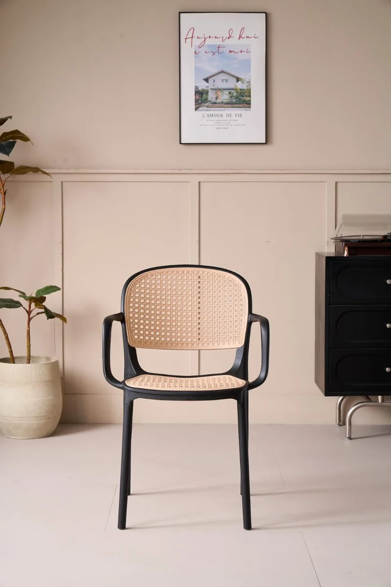 Silla con Brazos Nest, Color Negro y Beige, con Espaldar y Asiento en Rejilla
