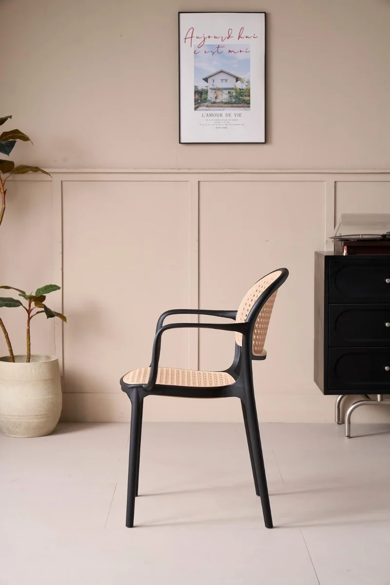 Silla con Brazos Nest, Color Negro y Beige, con Espaldar y Asiento en Rejilla
