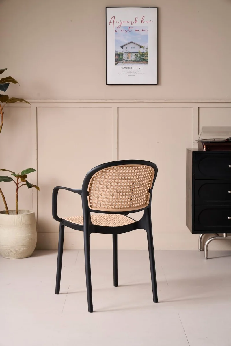 Silla con Brazos Nest, Color Negro y Beige, con Espaldar y Asiento en Rejilla