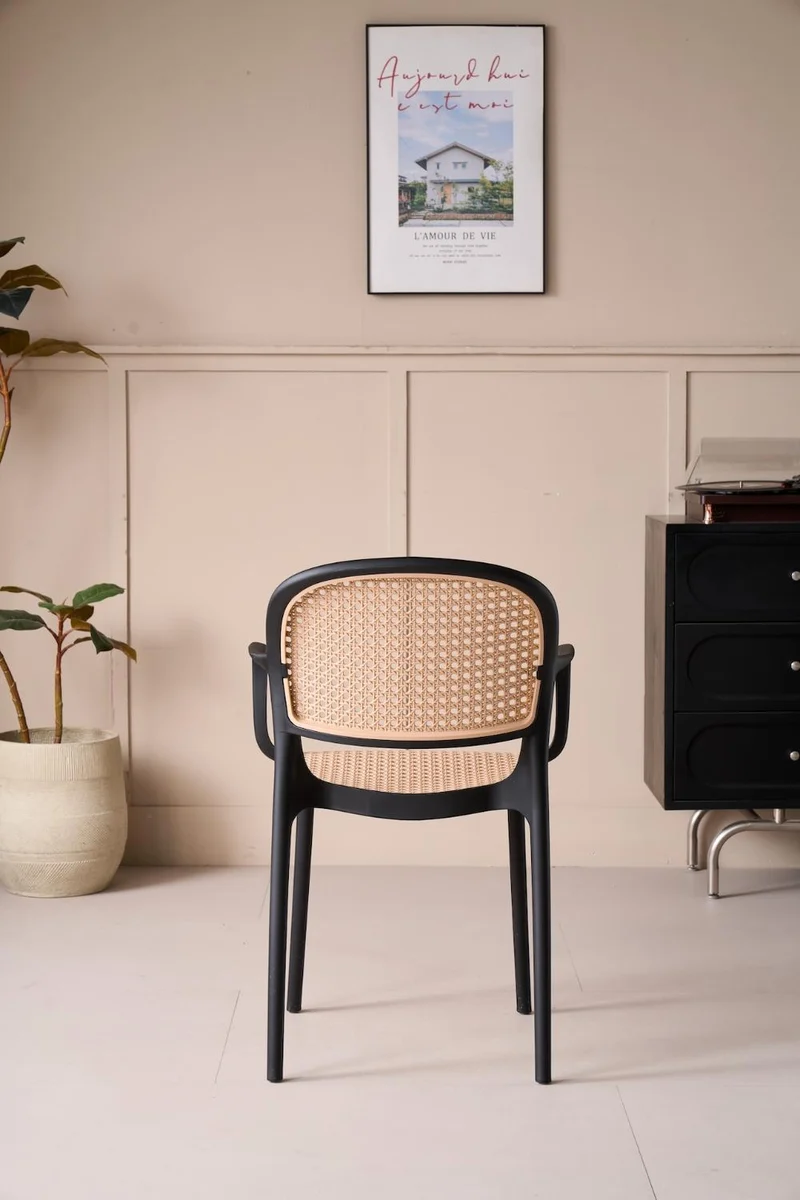 Silla con Brazos Nest, Color Negro y Beige, con Espaldar y Asiento en Rejilla