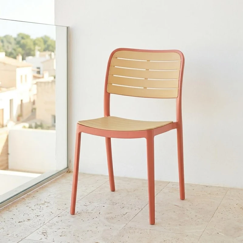 Silla Carolina, Color Terracota y Beige, con Espaldar de Líneas Horizontales