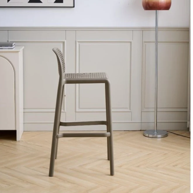 Silla para Bar Túnez, Color Taupe, con Espaldar Redondeado y Transpirable