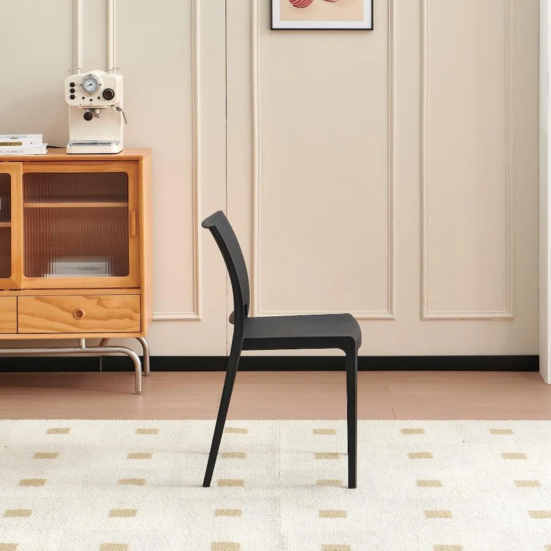 Silla Soho, Negro, con Espaldar Cerrado y Diseño Minimalista