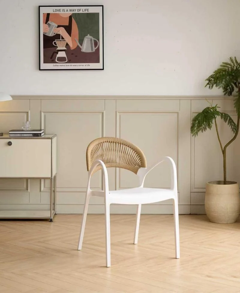 Silla Daytona, Blanco y Café Claro, con Espaldar, Reposa Brazos y Diseño Minimalista