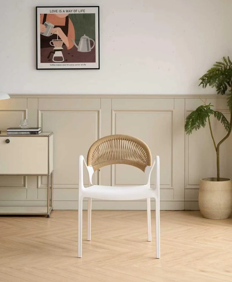 Silla Daytona, Blanco y Café Claro, con Espaldar, Reposa Brazos y Diseño Minimalista