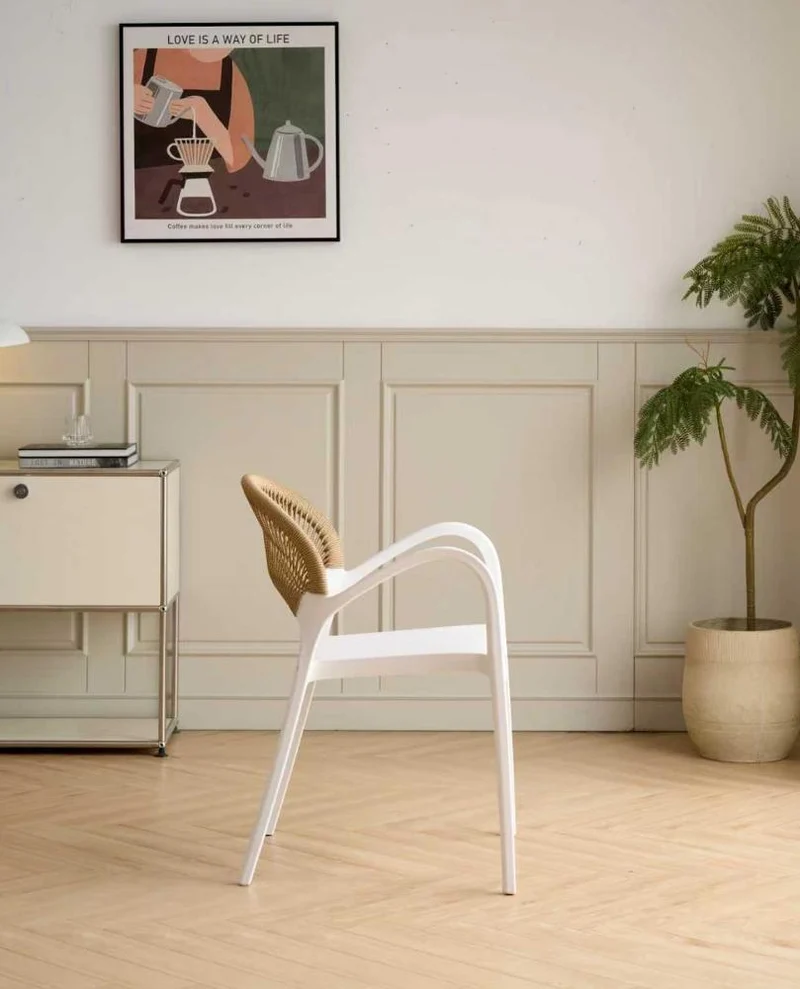Silla Daytona, Blanco y Café Claro, con Espaldar, Reposa Brazos y Diseño Minimalista