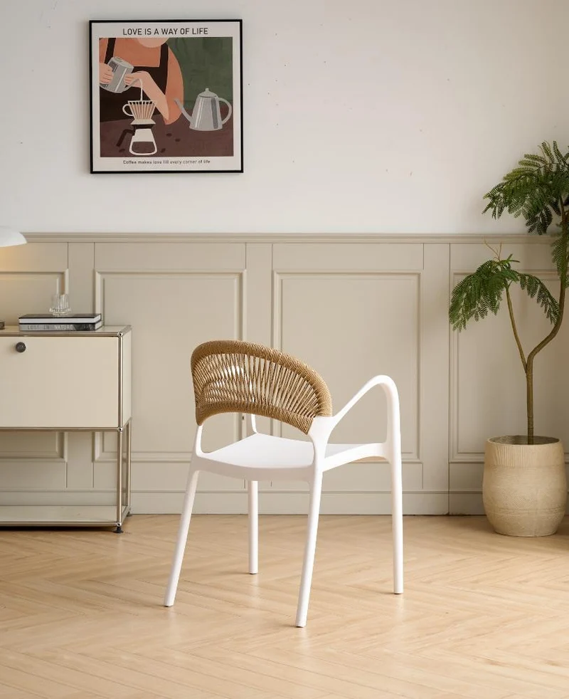 Silla Daytona, Blanco y Café Claro, con Espaldar, Reposa Brazos y Diseño Minimalista