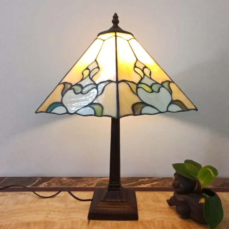 Traditional Tiffany Conical Square Glass Resin 1-Light Table Lamp For Living Room