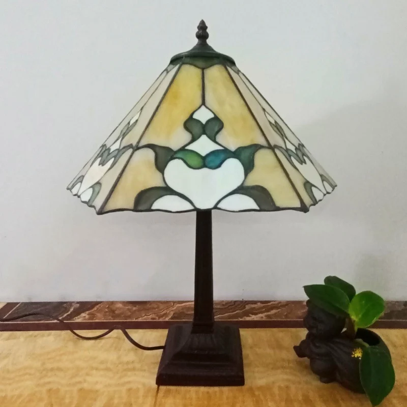 Traditional Tiffany Conical Square Glass Resin 1-Light Table Lamp For Living Room