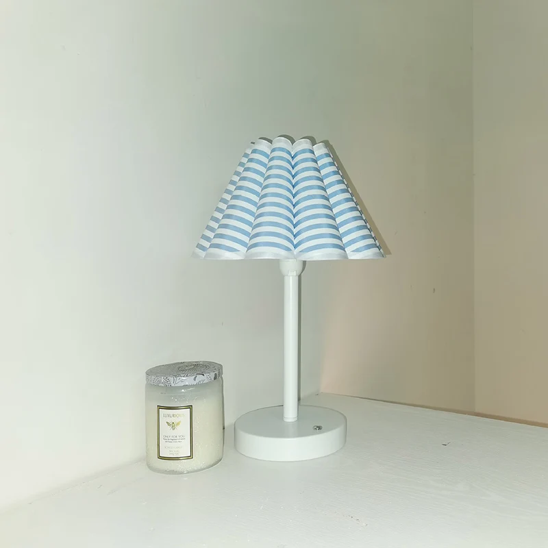 Modern Minimalist Round Table Petal Shaped Stem Disc Base 1-Light Table Lamp For Bedroom