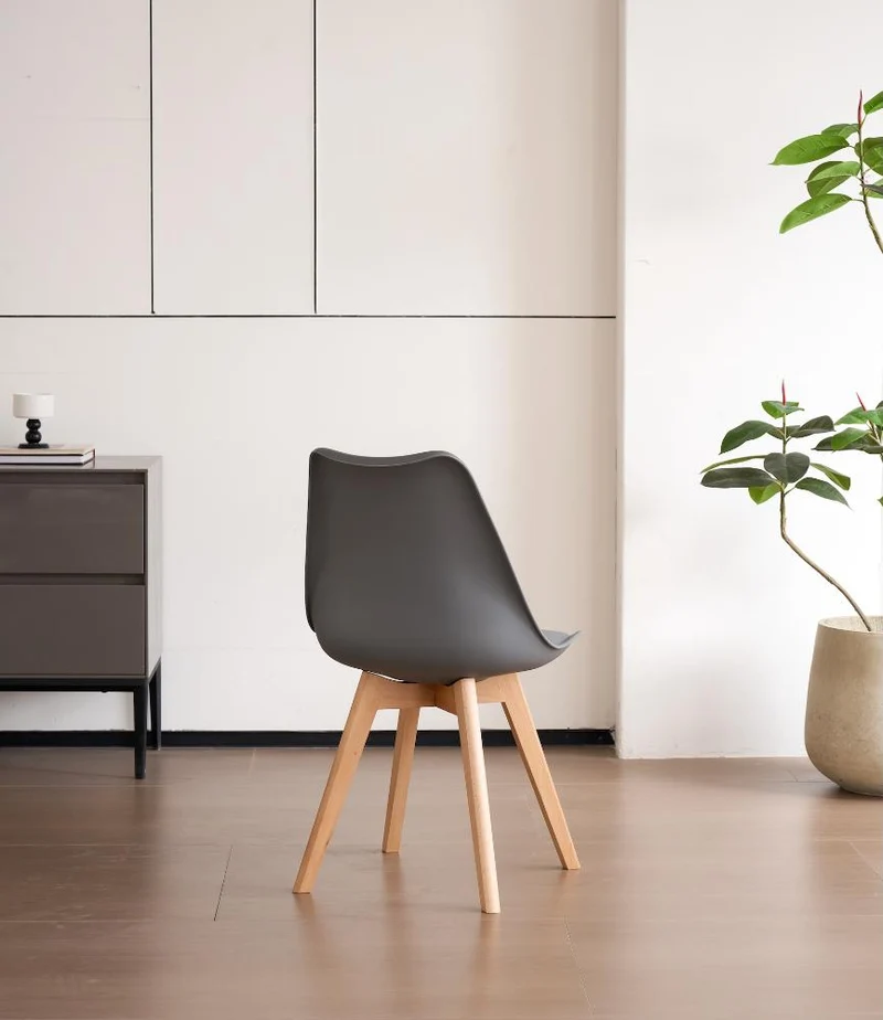 Silla Fyn, Gris Oscuro, Diseño Minimalista con Espaldar, Cojín y Patas de Madera