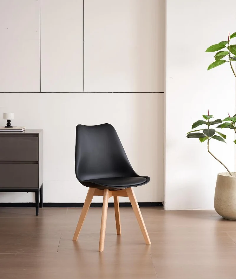 Silla Fyn, Negro, Diseño Minimalista con Espaldar, Cojín y Patas de Madera