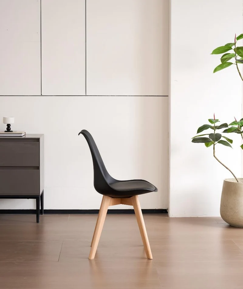 Silla Fyn, Negro, Diseño Minimalista con Espaldar, Cojín y Patas de Madera