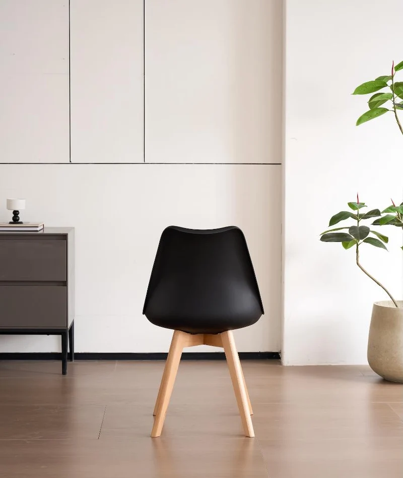 Silla Fyn, Negro, Diseño Minimalista con Espaldar, Cojín y Patas de Madera