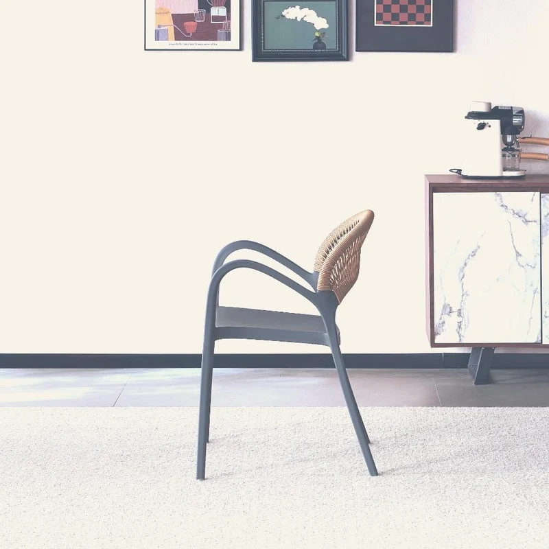 Silla Daytona, Gris Oscuro y Café Claro, con Espaldar, Reposa Brazos y Diseño Minimalista