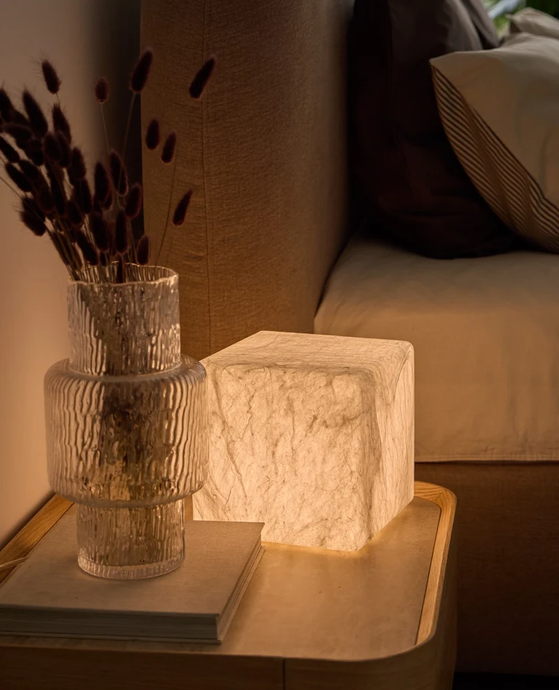 Cube table lamp in natural silk