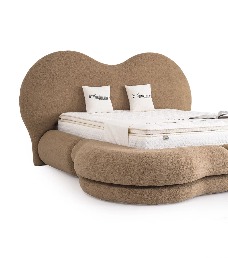 Letto Matrimoniale Maldiv in Tessuto Bouclé con Design Organico