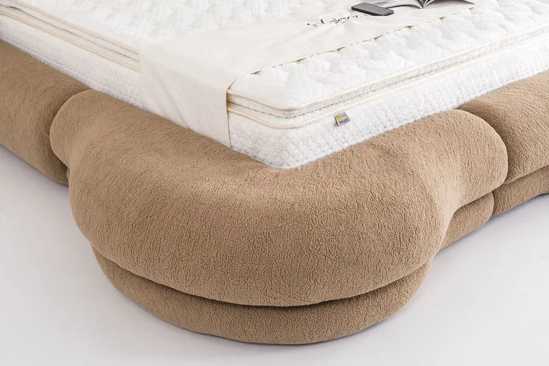 Letto Matrimoniale Maldiv in Tessuto Bouclé con Design Organico