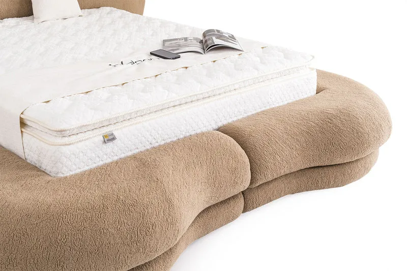 Letto Matrimoniale Maldiv in Tessuto Bouclé con Design Organico