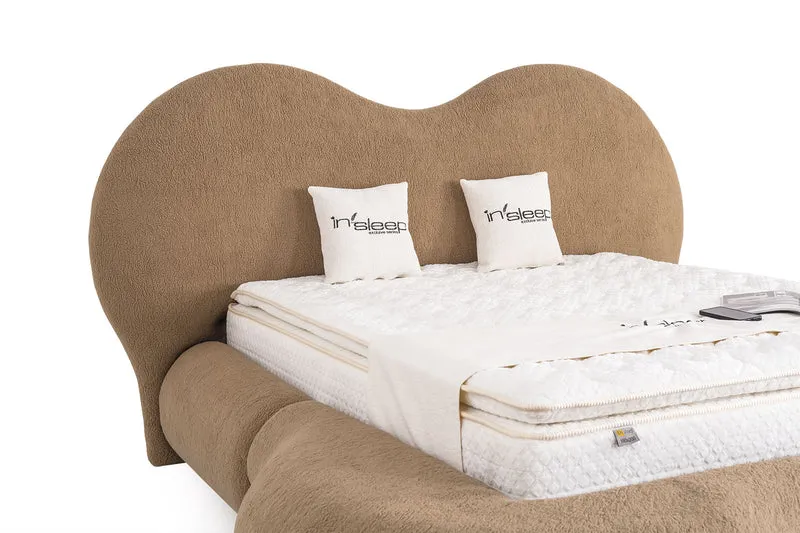 Letto Matrimoniale Maldiv in Tessuto Bouclé con Design Organico