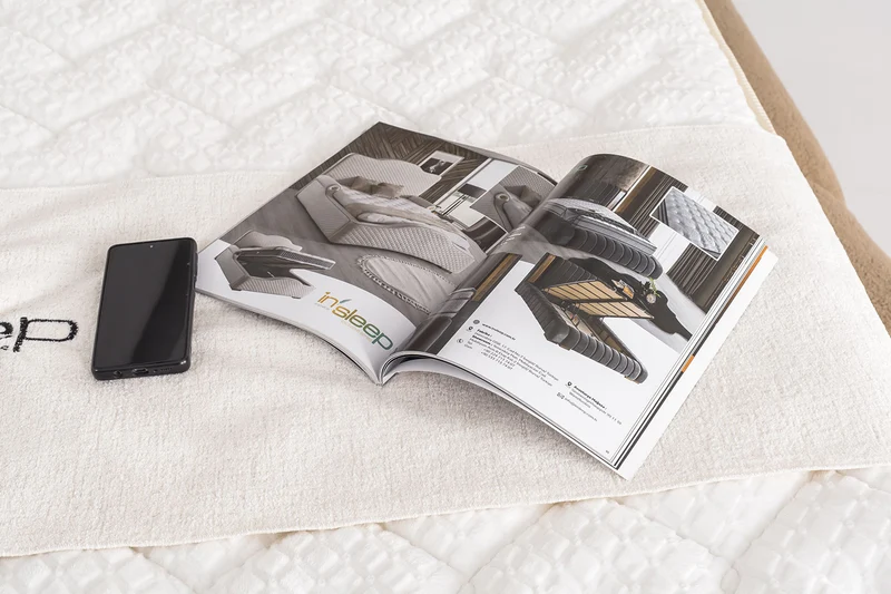 Letto Matrimoniale Maldiv in Tessuto Bouclé con Design Organico