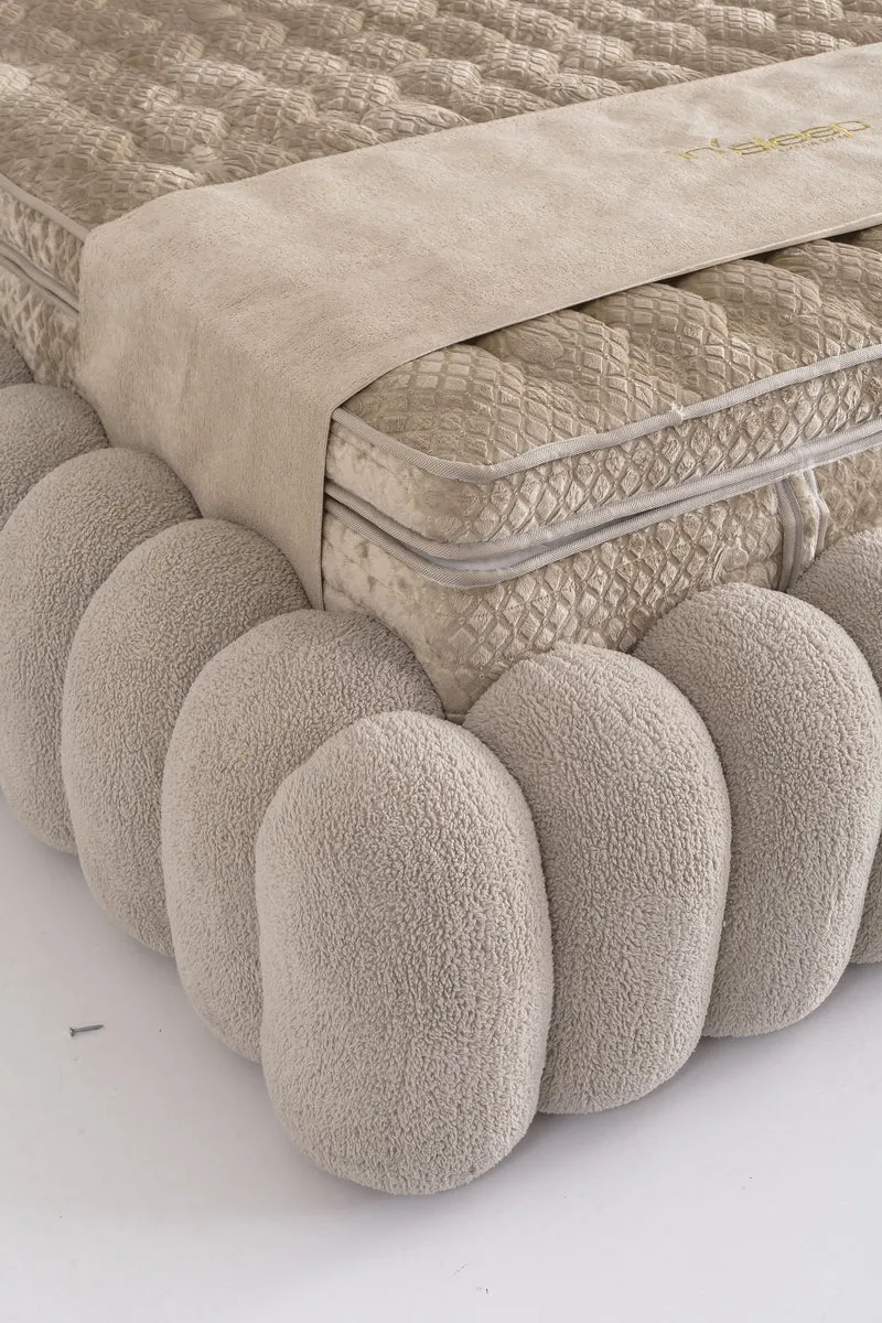 Letto Matrimoniale Marsel in Tessuto Bouclé con Effetto Nuvola