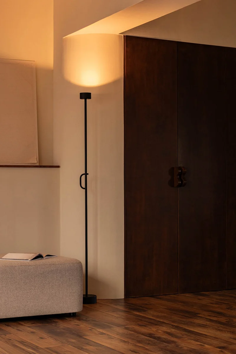 Satin black steel and aluminium floor lamp Ø17,5 x 184,8 cm