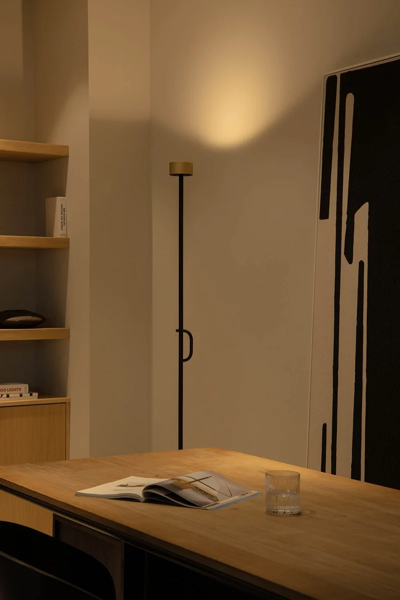 Satin black steel and aluminium floor lamp Ø17,5 x 184,8 cm