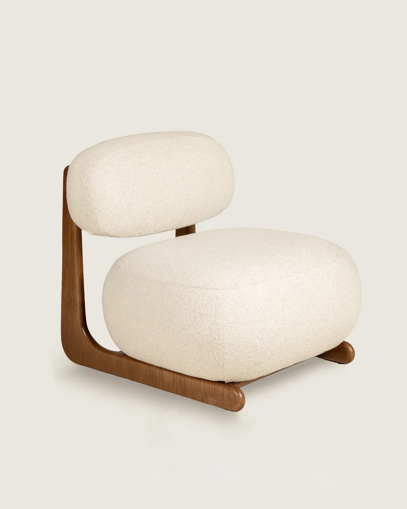 Mare armchair in walnut