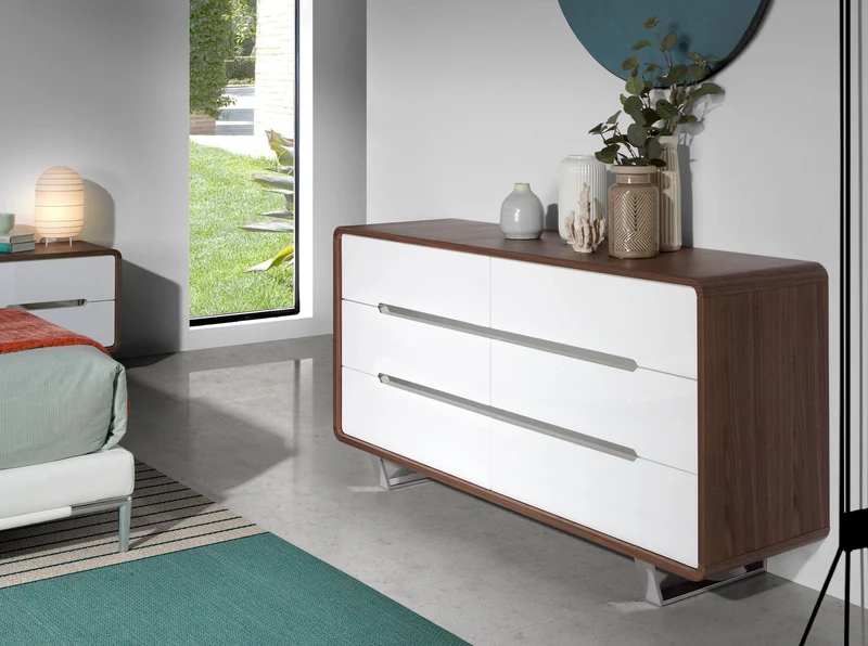Chest of drawers in white, walnut and chrome-plated steel