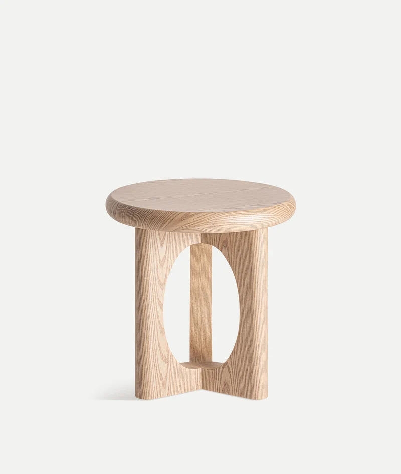 LIRA SIDE TABLE Lightness and warmth in light wood